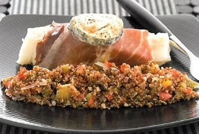 Cabillaud au jambon Serrano et Sainte-Maure, quinoa aux poivrons